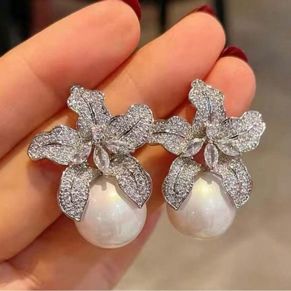 Faux pearl and diamond earrings - Picture 4 of 4